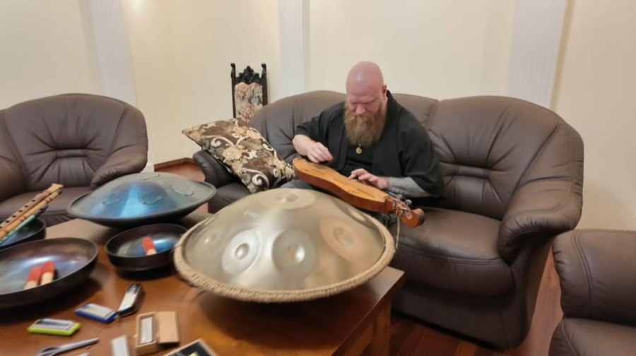 Петропавл тұрғыны 350 саз аспабын жинаған 