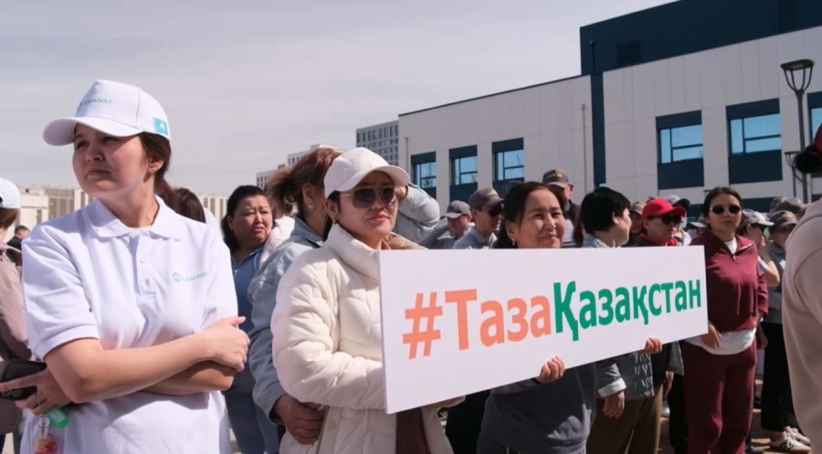 Дәрігерлер мен студенттер сенбілікке шықты