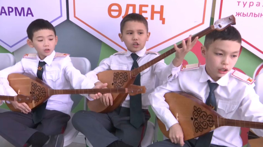 Қарағандыдағы кадет мектебінің оқушылары домбыраны шебер меңгерген