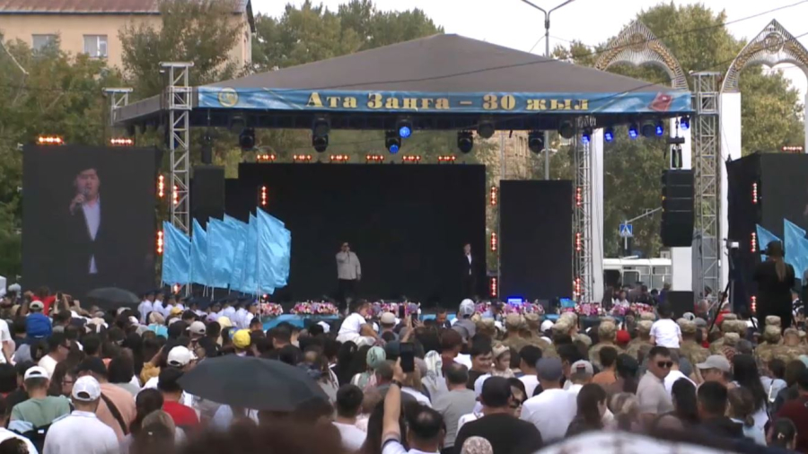 День Конституции: форум «Ата заңға 30 жыл» собрал тысячи карагандинцев