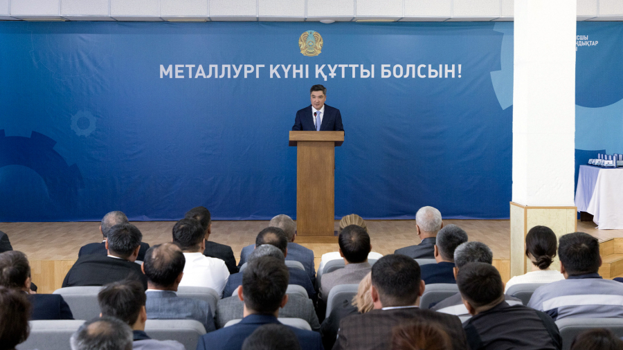 О. Бектенов ұлытаулық металлургтерге марапат табыс етті