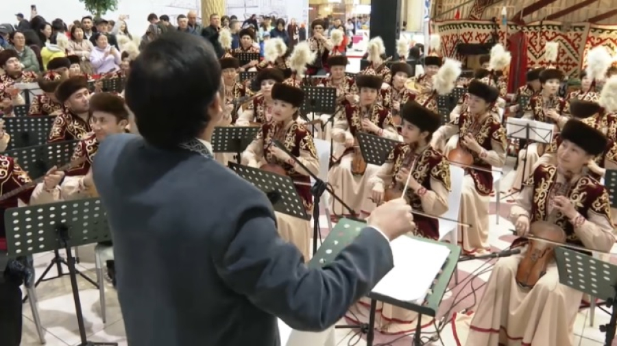 Концерты в честь 100-летия Нургисы Тлендиева прошли в сети ТРЦ MEGA