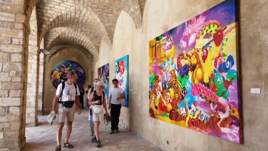 Колберттің картиналары Италия көшелеріне қойылды