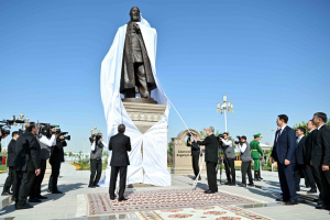 Касым-Жомарт Токаев и Гурбангулы Бердымухамедов открыли памятник Абаю в Ашхабаде