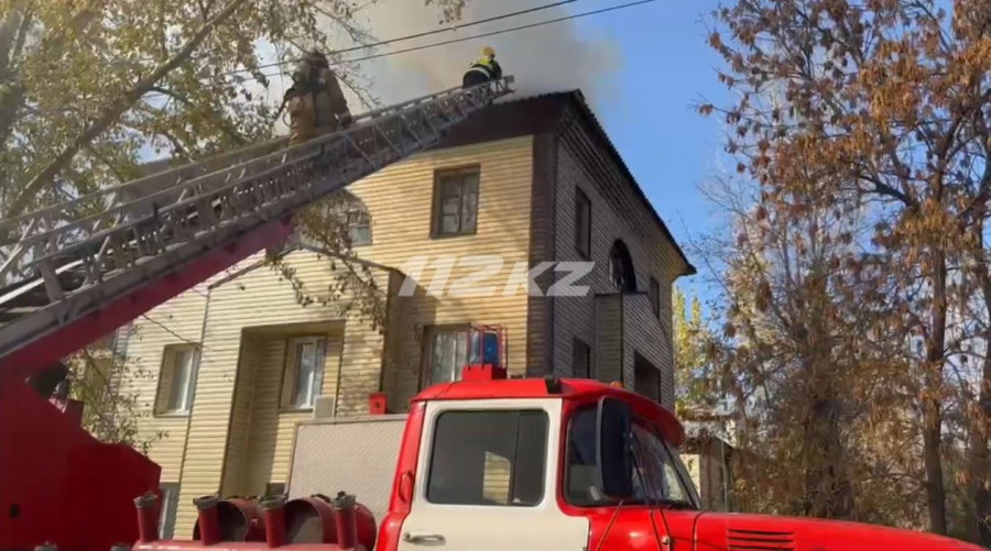 ШҚО-да өрт кезінде ТЖМ қызметкерлері 8 адамды эвакуациялады