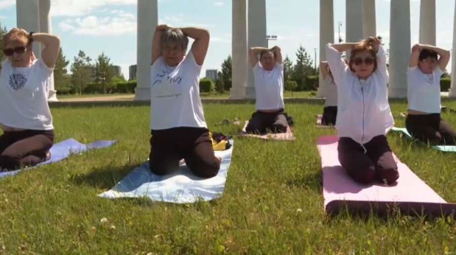 Йога, ходьба, танцы: оздоровительный сезон для пенсионеров стартовал в Астане