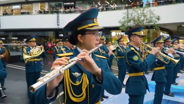 Концерт и выставку к 80-летию Победы организовали в ТРЦ Астаны