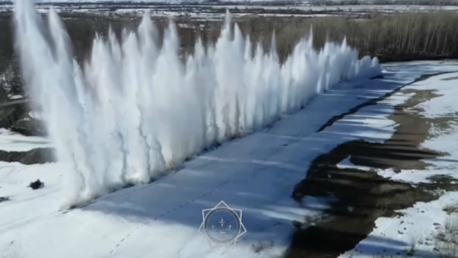 Взрывные работы провели на реке Курчум