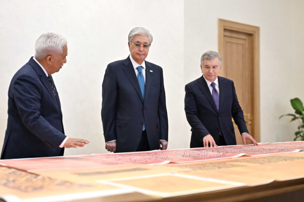 Ш. Мирзиёев Қ. Тоқаевқа бірқатар тарихи құжатты тапсырды