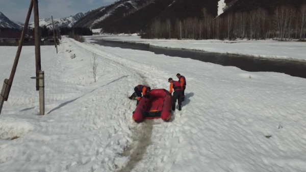 Спасатели отслеживают ледоход на востоке Казахстана