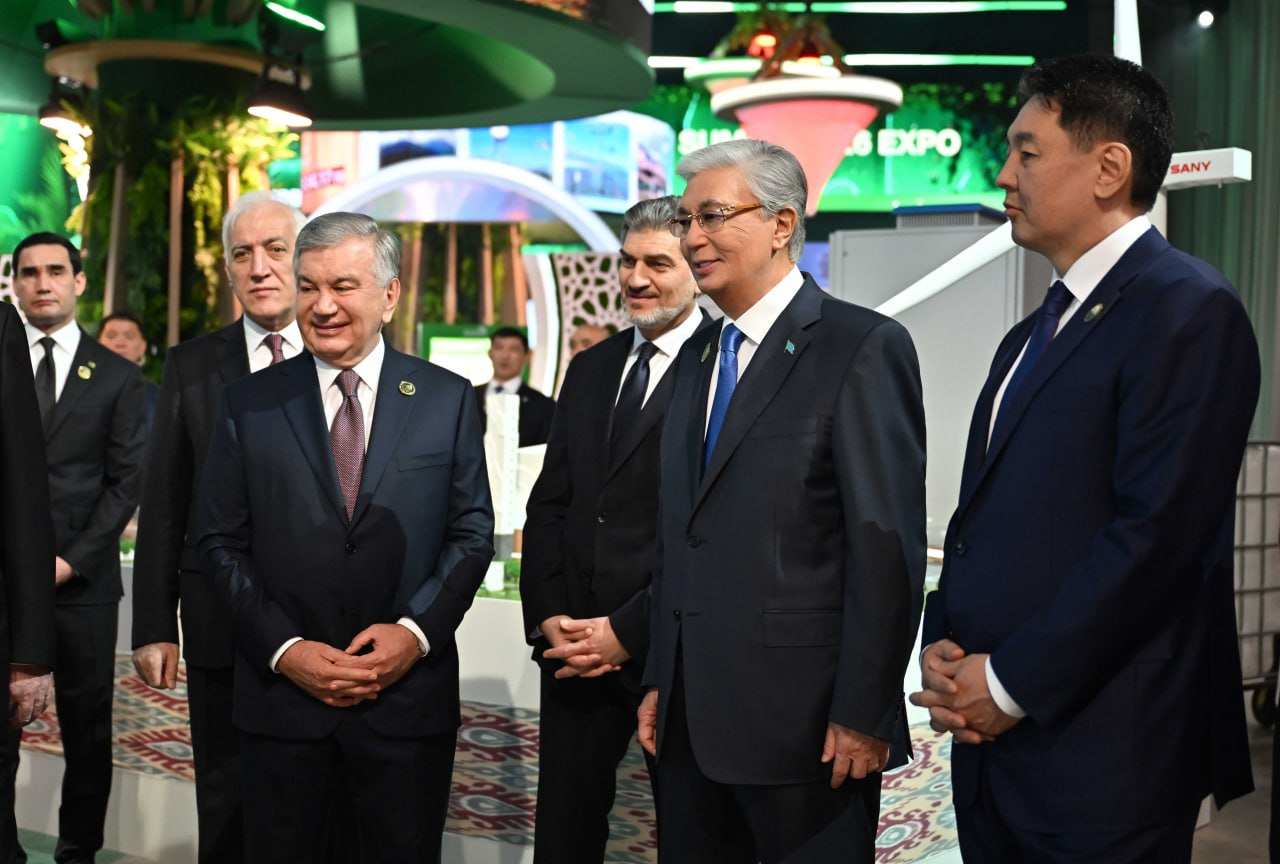 Мемлекеттер басшылары Өңірлік экологиялық саммиттің көрме павильондарын аралады