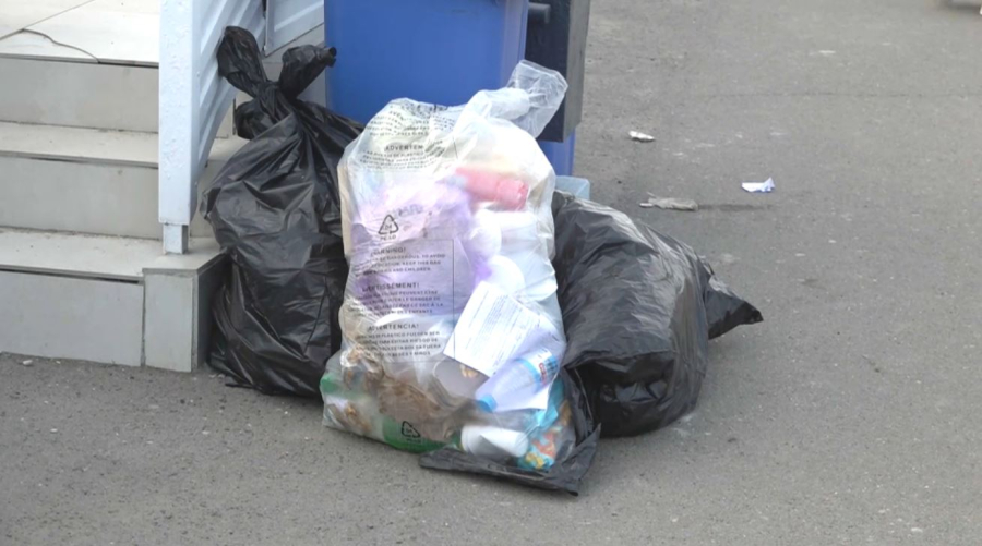 Оралда еріктілер стадиондағы қоқысты жинап кетті