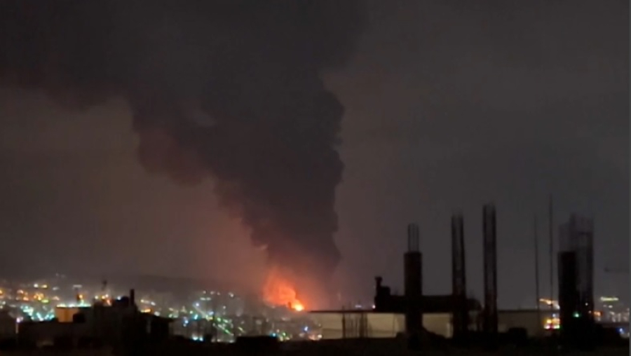 Израиль впервые атаковал нефтяные хранилища в Иране