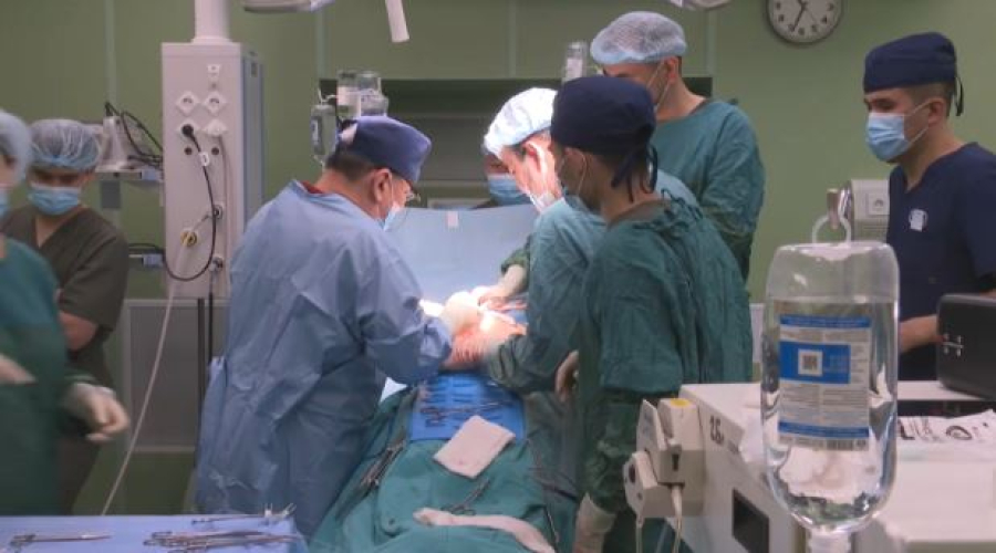 Казахстанские хирурги успешно провели тройную трансплантацию почек