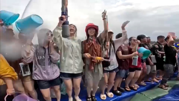 Қытайда су шашу фестивалі өтіп жатыр