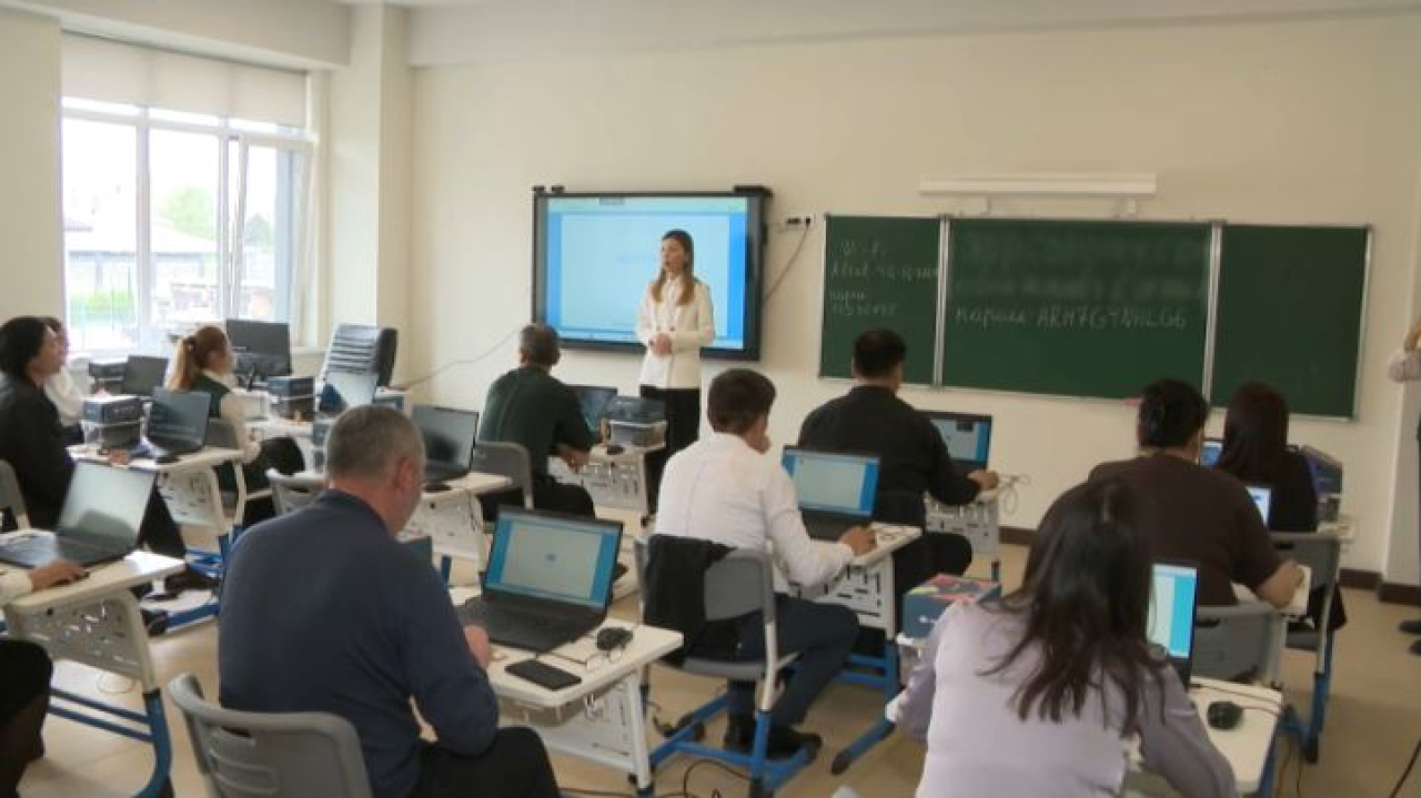 Алматинские школьники изучают программирование на смартфонах