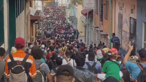 Тысячи мигрантов вышли на марш протеста в Мексике