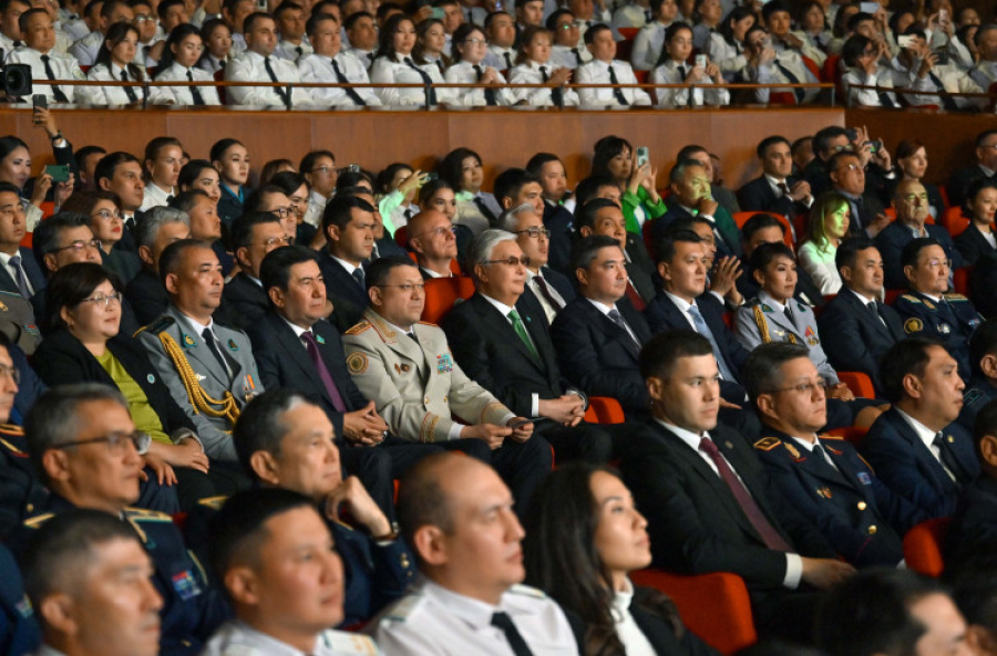 Президент посетил концерт, посвященный Дню полиции