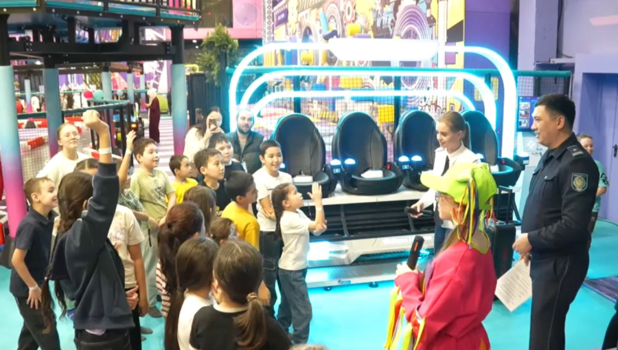 Полиция қызметкерлері балаларға жол жүру ережесін ойын түрінде үйретіп жүр