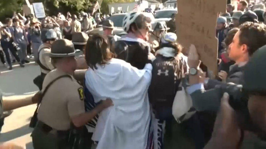 Протесты у иммиграционного центра продолжаются в Чикаго