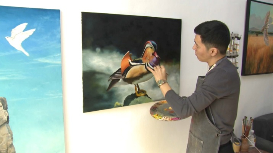 Алматинский художник воплощает птиц в искусстве