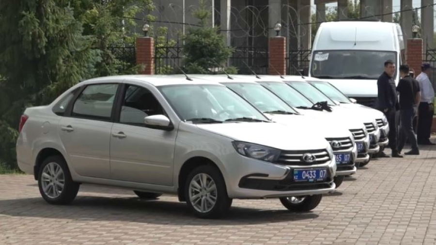 Служебные автомобили и награды получили сотрудники полиции