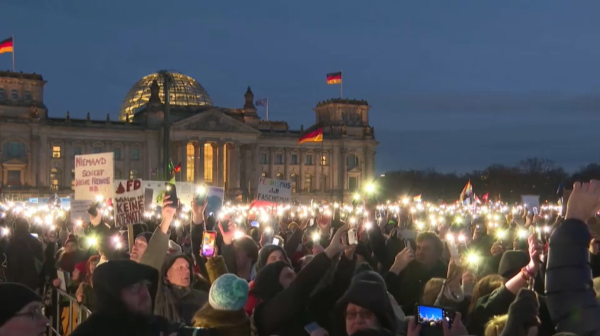 Десятки тысяч людей вышли на акции протеста против правого экстремизма в Германии