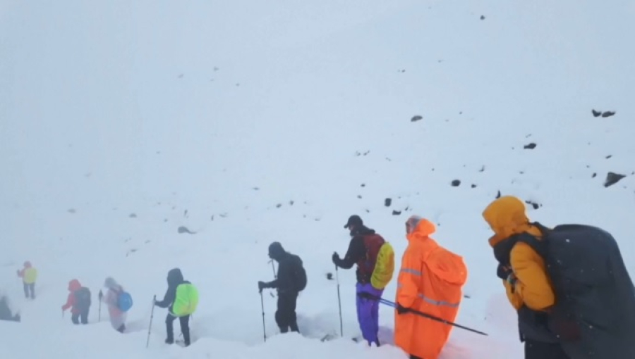 Сотни туристов оказались в снежной ловушке на Эвересте