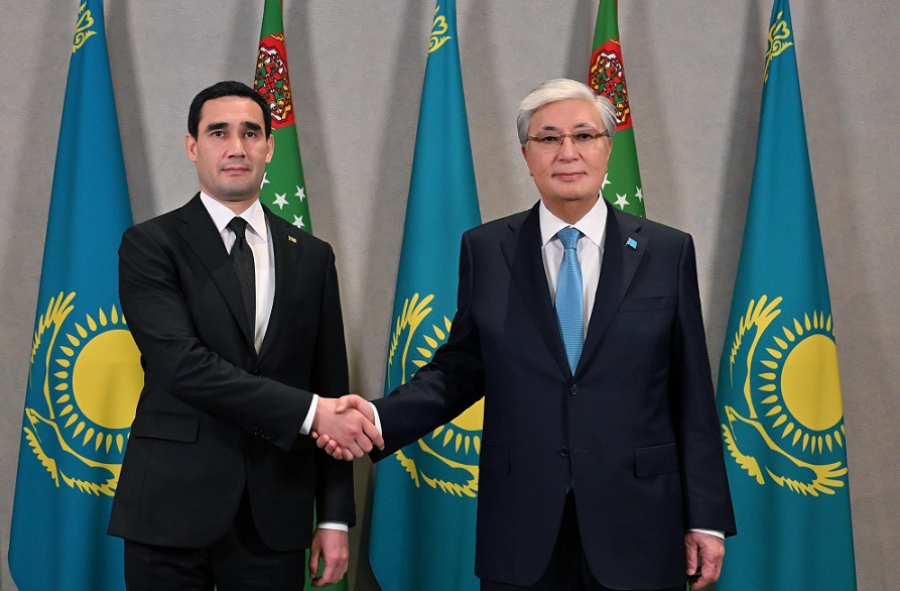 Глава государства провел встречу с Президентом Туркменистана