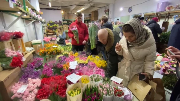 Цветы к 8 марта подорожали до 40% в России