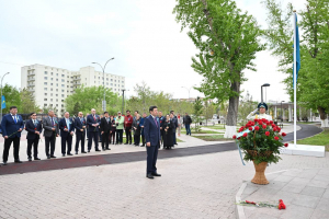 Қошанов Мәметованың ескерткішіне гүл шоқтарын қойды