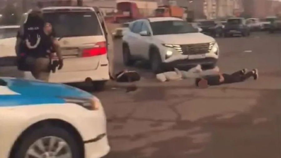 Толпу молодых людей задержал спецназ у супермаркета в Караганде