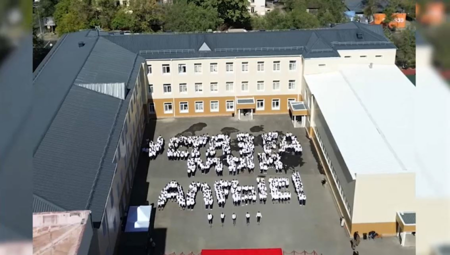 Алматыда мыңдаған оқушы «Ұстазға мың алғыс!» атты флешмоб өткізді