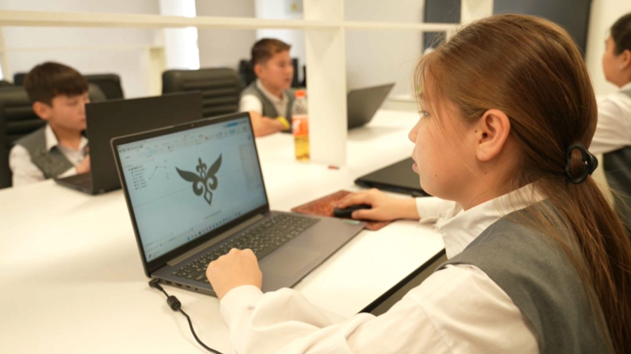 Түркістандағы мектептер жасанды интелектті еңбек сабағында қолдана бастады