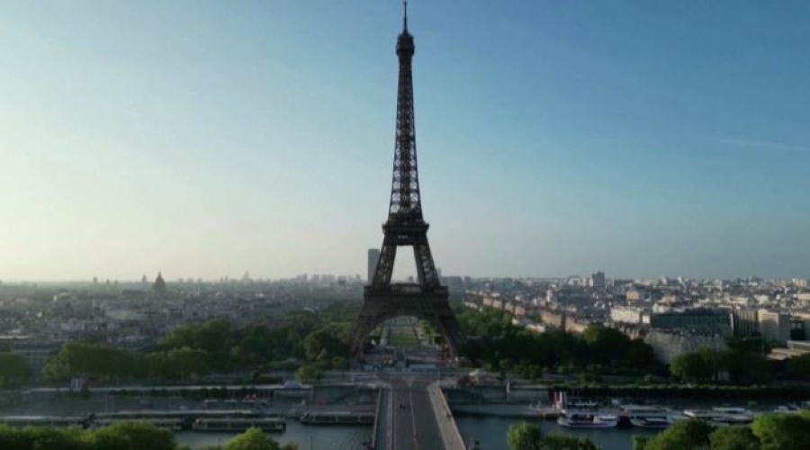 Чиновников Франции переводят на госсервисы