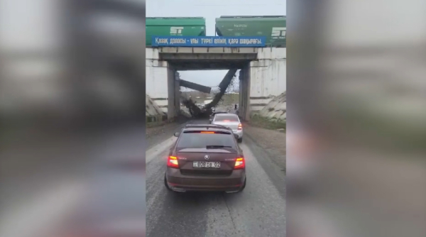 Түркістан облысында көпірдің қоршауы құлап түсті