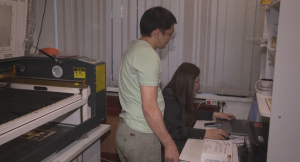 Люди с инвалидностью делают наборы для программирования в Алматы