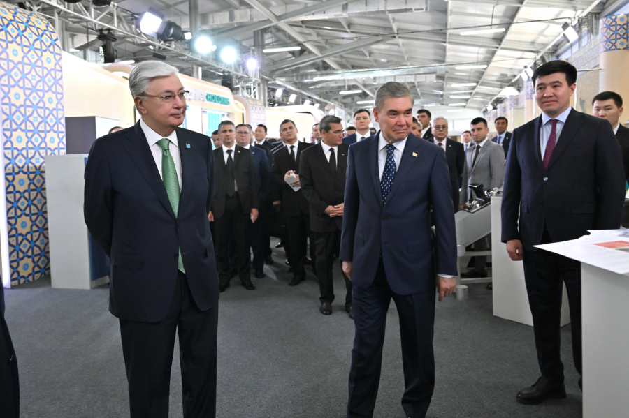 Қ. Тоқаев пен Г. Бердімұхамедов өнеркәсіп көрмесін аралады