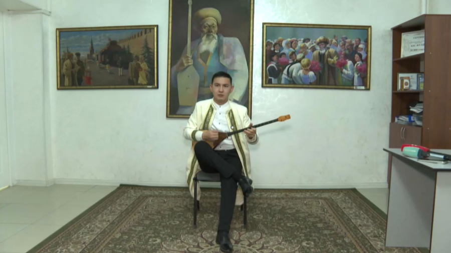 300 жыр-термені жатқа білетін талант