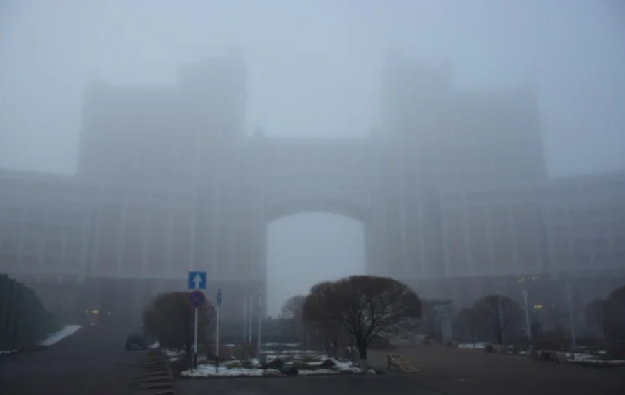 Астану накрыл густой туман
