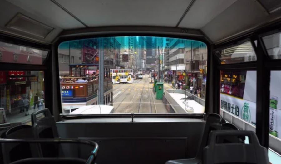 Беспилотный автобус попал в аварию в Японии