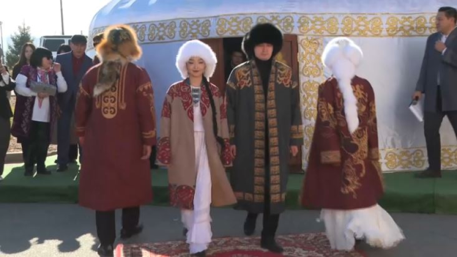 Парад чапанов: в Усть-Каменогорске открыли Центр национальной одежды