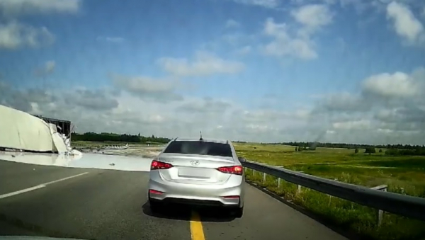 Грузовик с краской опрокинулся на трассе «Астана-Петропавловск»