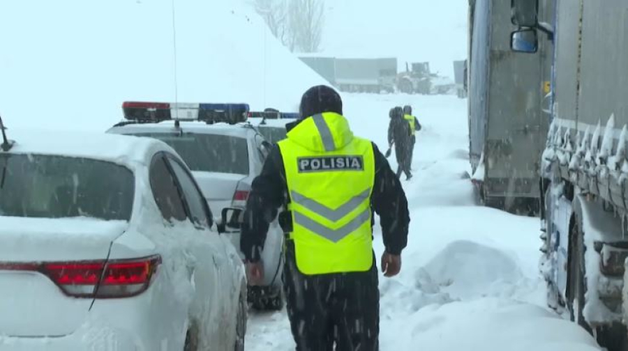Больше 1200 большегрузов застряли на трассах Жамбылской области