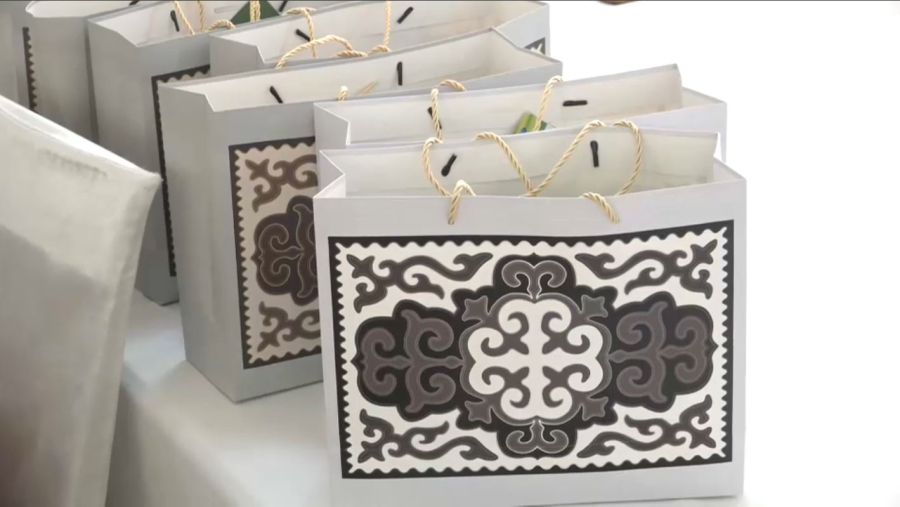 Оралда аз қамтылған отбасылардың балаларына мерекелік сыйлықтар табысталды