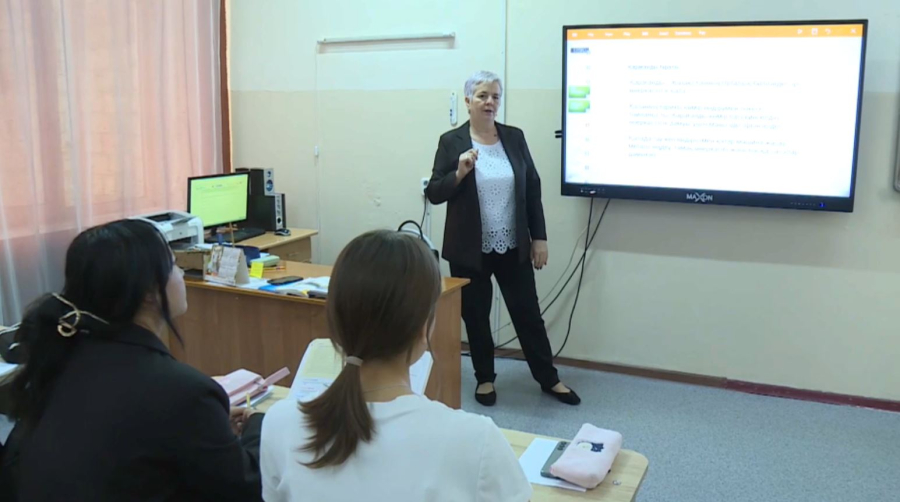 Орыс қызы 30 жылдан бері қазақ тілінен сабақ береді
