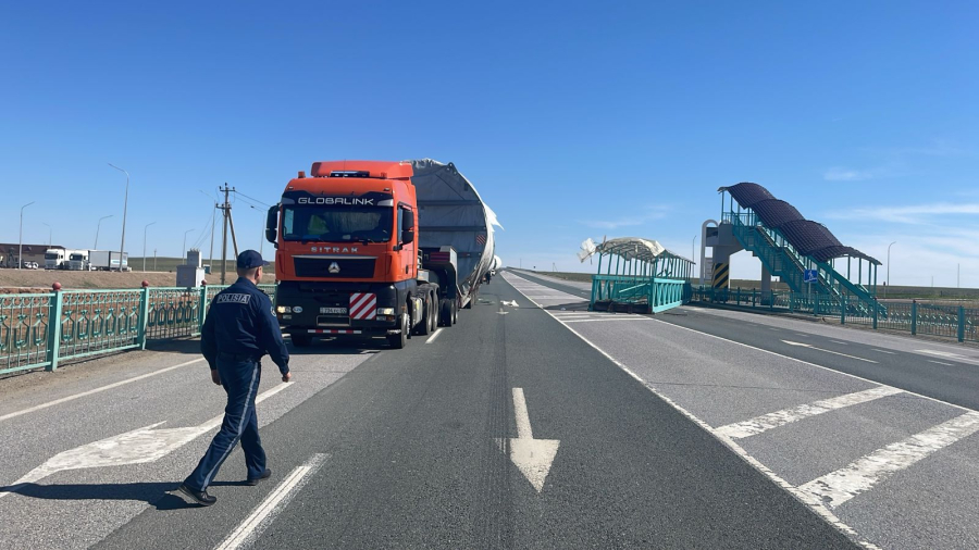 Грузовик снес пешеходный мост в Кызылординской области