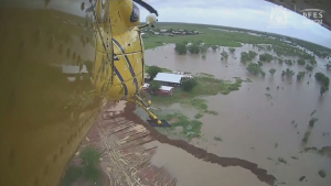 Наводнение в Австралии: людей эвакуируют на вертолетах