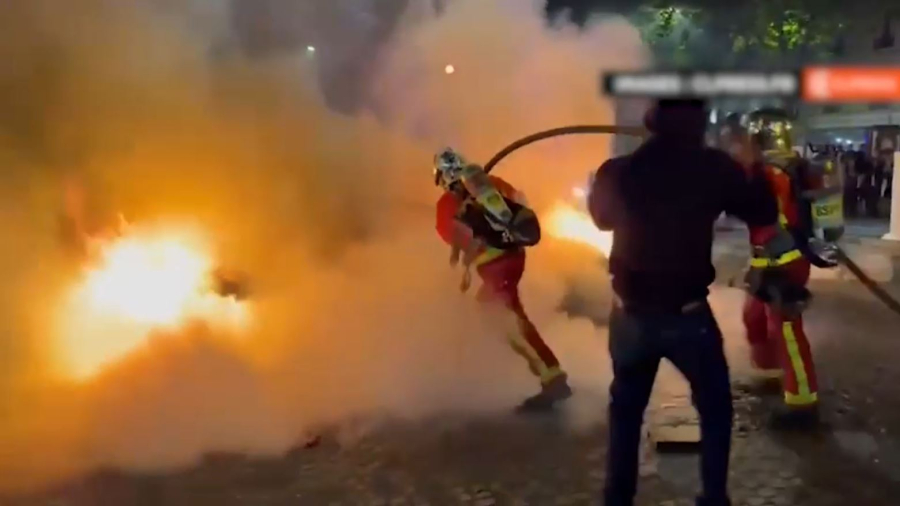 Парижде ер адам көлігімен футбол жанкүйерлерін қақты