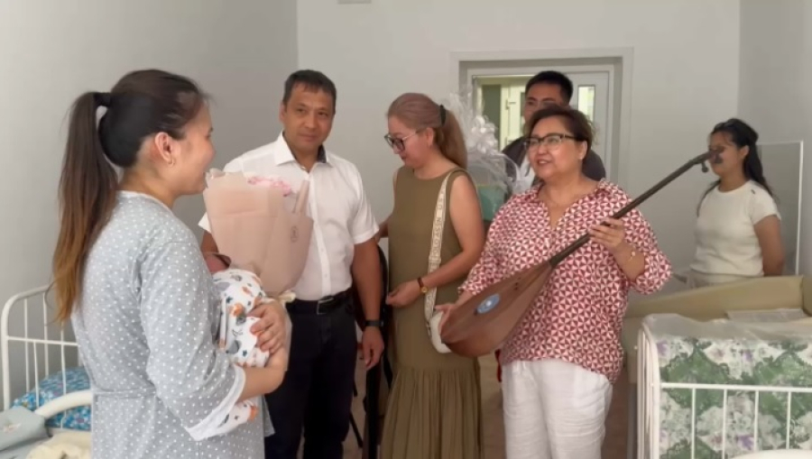 Новорожденным в честь праздника подарили домбры в Караганде